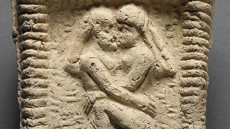Tablilla de arcilla babilónica del 1.800 antes de Cristo con una pareja besándose.MUSEO BRITÁNICO