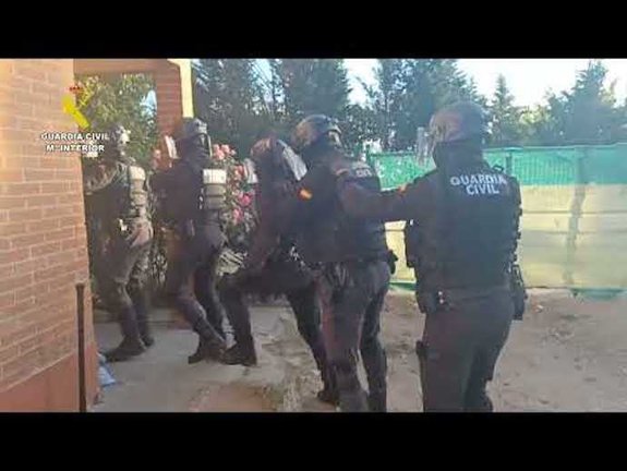 Momento de la detención de la mujer. En el círculo, arma intervenida por la Guardia Civil. ALERTA