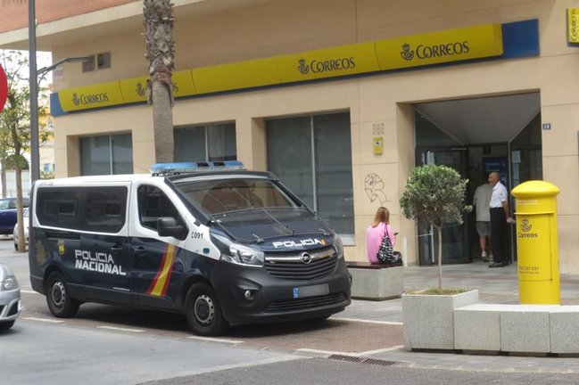Un furgón de la Policía Nacional frente a la oficina de Correos en Melilla. EFE / Paqui Sánchez