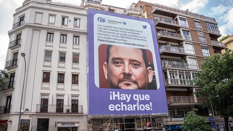 Podemos ha colgado un enorme cartel en la calle Goya de Madrid en el que señalan directamente al hermano de Isabel Díaz Ayuso, junto a una fotografía del mismo.