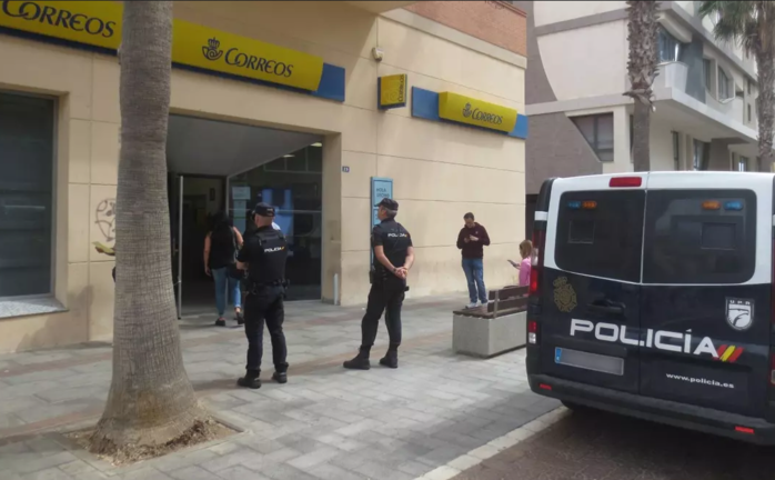 Las largas colas de ciudadanos en la oficina de Correos de Melilla desaparecieron hace dos días, después de que la Junta Electoral de Zona haya comenzado a investigar el caso. / EFE