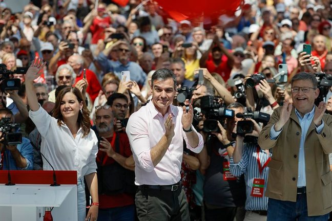 El secretario general del PSOE y presidente del Gobierno, Pedro Sánchez (c), participa este sábado en su tercer acto de partido este mes en la Comunitat Valenciana. EFE /  Kai Forsterling