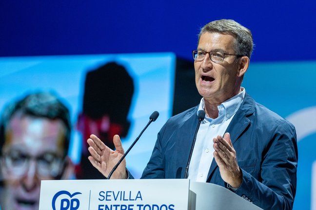 El presidente del Partido Popular, Alberto Núñez Feijóo, interviene durante un acto electoral del Partido Popular en Sevilla. EP / Francisco J. Olmo