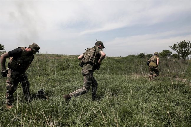 Militares ucranianos abandonan una posición cerca del frente de Bajmut. EFE / Oleg Petrasyuk