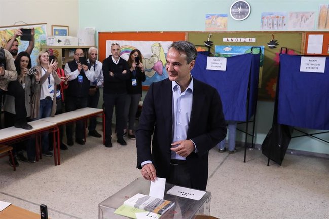 El primer ministro griego y líder del partido Nueva Democracia, Kyriakos Mitsotakis, emite su voto en un colegio electoral en Atenas, Grecia. EFE / GEORGE VITSARAS