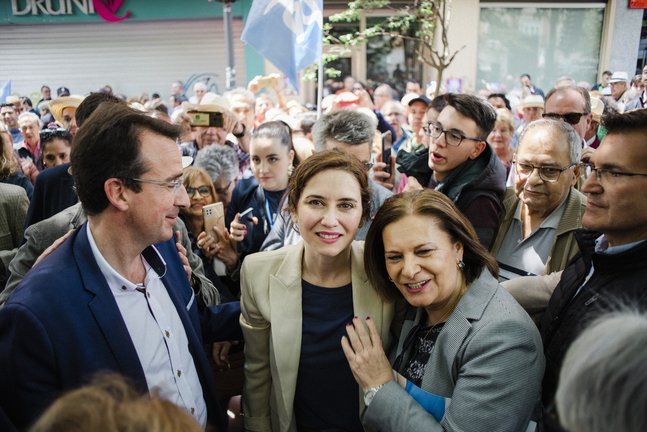 La presidenta de la Comunidad de Madrid y candidata del Partido Popular a la reelección, Isabel Díaz Ayuso (2i), y el candidato del PP a la Alcaldía de Leganés, Miguel Ángel Recuenco (1i). EP / Mateo Lanzuela