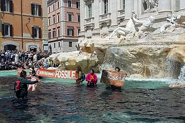 Activistas climáticos tiñen de negro la Fontana de Trevi