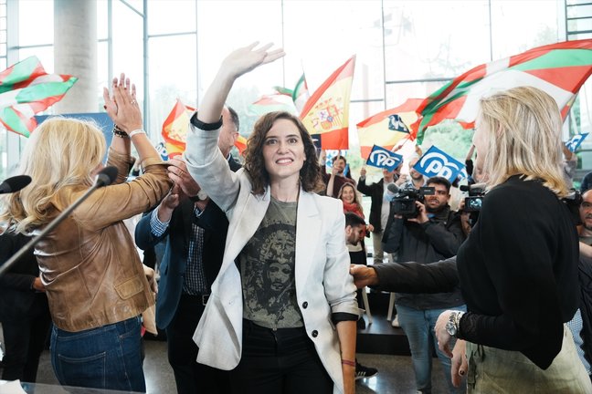 La presidenta de la Comunidad de Madrid y candidata del PP a la reelección, Isabel Díaz Ayuso (c), durante un acto de campaña del Partido Popular. EP / H. Bilbao