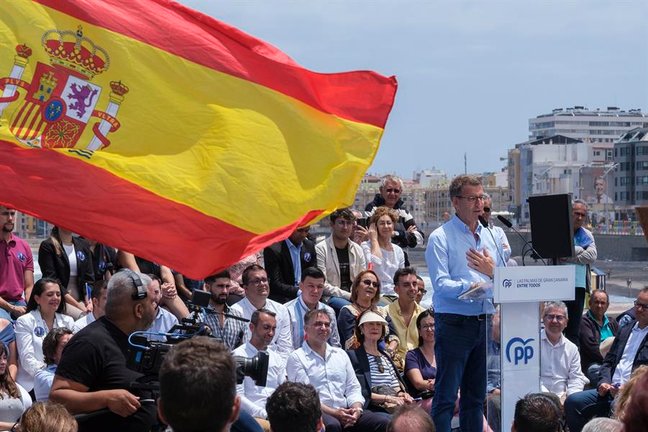 El presidente del PP, Alberto Núñez Feijóo, participa este lunes en un acto de campaña con los candidatos de su partido a presidente de Canarias. EFE / Ángel Medina G.