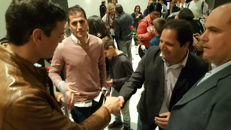 Pedro Sánchez estrechando la mano Hassan Mohatar, miembro de CpM y al fondo, Rachid Bussian, otro representante del partido. EP