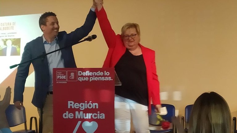 Héctor Antonio Martínez e Isabel de los Dolores Peñalver Neuhauser, en un acto del partido. PSOE ALBUDEITE