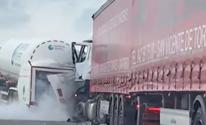 Uno de los camiones que se vieron implicados en el accidente transportaba nitrógeno líquido refrigerado.
