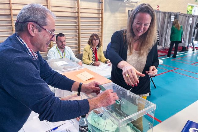 La candidata de Vox a la Presidencia de Cantabria, Leticia Díaz (d) ejerce su derecho al voto en el colegio electoral de Solares (Cantabria) este domingo en las elecciones municipales y autonómicas. EFE/ Miguel Ramos