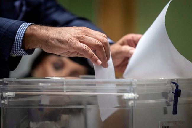 España vota hoy a 8.000 municipios y 12 gobiernos autonómicos en unos comicios muy reñidos