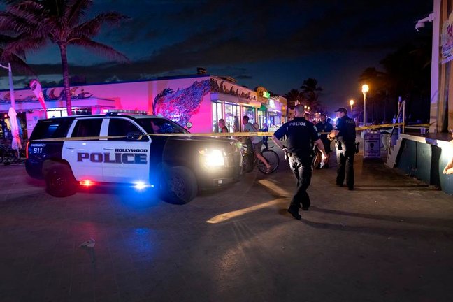 Oficiales de Policía cierran el área donde ocurrió un tiroteo en una playa, en Hollywood, Florida (EE.UU.). EFE / Cristóbal Herrera-Ulashkevich