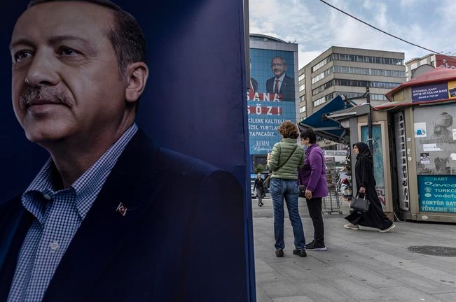 Carteles electorales en Estambul del presidente turco, Recep Tayyip Erdogan, y su rival, el socialdemócrata Kemal Kilicdaroglu. EFE / Erdem Sahin