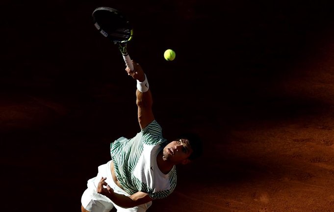 El tenista español Carlos Alcaraz sirve a al japonés Taro Daniel en la segunda ronda del torneo de tenis Roland Garros en París. EFE/YOAN VALAT