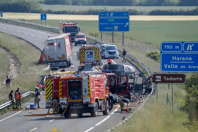 Fotografía este miércoles, del accidente en la N-1 a su paso por la localidad alavesa de Agurain (País Vasco). EFE/ David Aguilar