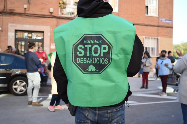 Un activista de STOP Desahucios acude a una protesta contra el domicilio de una familia. EP / Gustavo Valiente