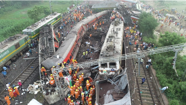 Vista de los trenes implicados en el accidente de tren registrado en Odisha Balasore. EFE/EPA/National Disaster Response Force