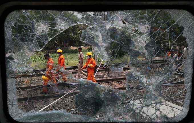 La Fuerza Nacional de Respuesta a Desastres Rescate trabaja en el lugar de un accidente de tren en Odisha Balasore, India. EFE / PIYAL ADHIKARY