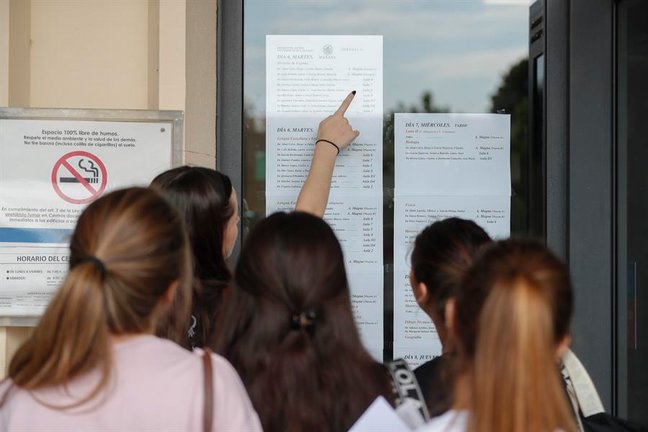 Una alumnas buscan el aula que les corresponde antes de comenzar los exámenes de la Evaluación del Bachillerato para el Acceso a la Universidad (EBAU) en Zaragoza este martes. EFE/ Javier Cebollada
