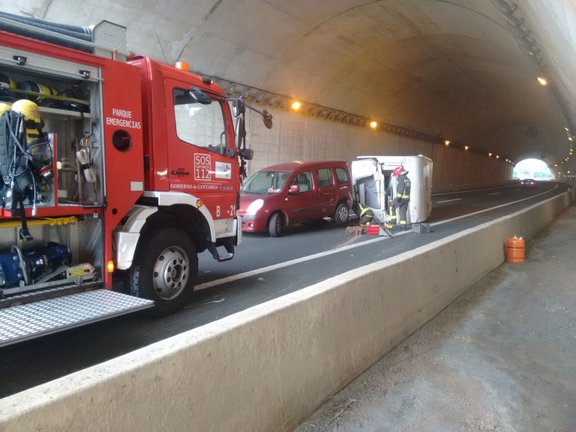 Varios vehículos de Emergencias en el túnel de Caviedes.