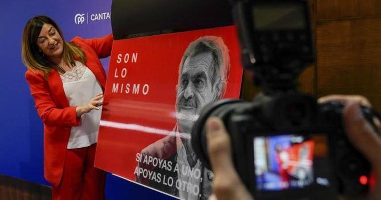 cartel en el que aparecen Miguel Ángel Revilla y Pedro Sánchez según cómo se mire. EFE