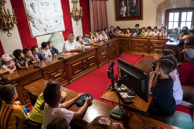 La alcaldesa de Camargo felicita al Colegio Matilde de la Torre por contribuir a que los alumnos descubran el patrimonio del municipio. / ALBERTO G. IBANEZ