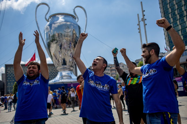 Aficionados del Inter de Milán animan al equipo en la plaza Taksim in Estambul, Turquía este sábado donde el equipo italiano se enfrenta al Manchester City en la final de la Champions League. / Martin Divisek