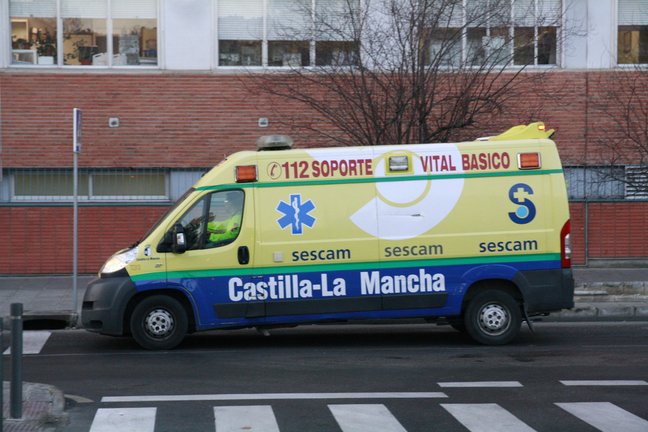 Una ambulancia junto al Hospital Virgen de la salud, en Toledo. / EP