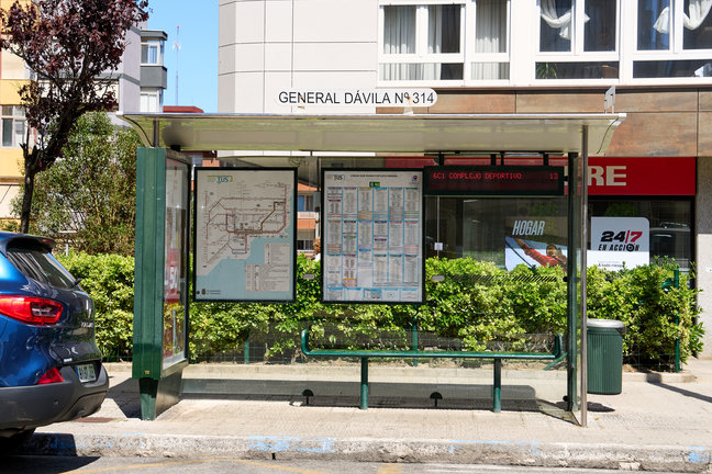 Una parada de autobús de la calle General Dávila. / Juanma Serrano