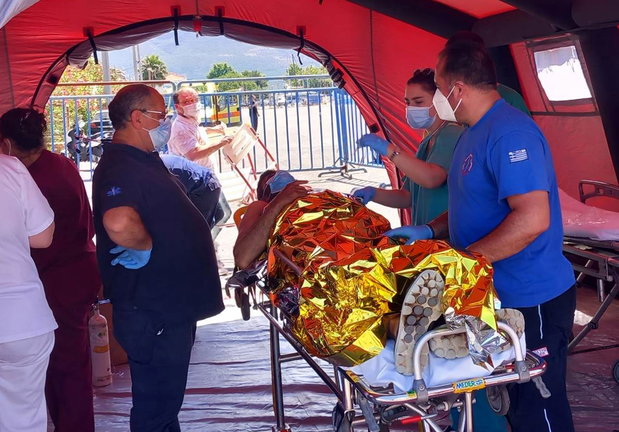 Servicios sanitarios griegos ayudan a los migrantes que viajaban en un barco naufragado en el mar Jónico. / BOUGIOTIS EVANGELOS