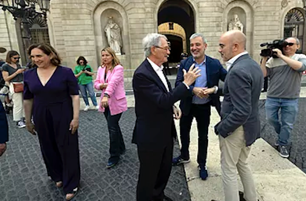 ￼
Collboni, Trias, Sirera y Colau, ante el Ayuntamiento. EFE