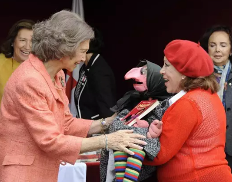 La reina Sofía, con la fallecida Mari Carmen y el muñeco de Doña Rogelia. / EP