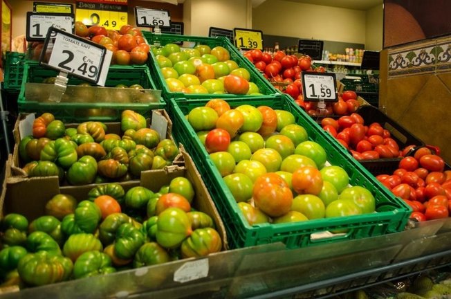 Varios tipos de tomate en un supermercado. EP