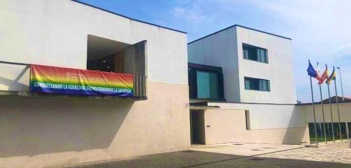 Bandera LGTBI en el Ayuntamiento de Bezana. / PZ