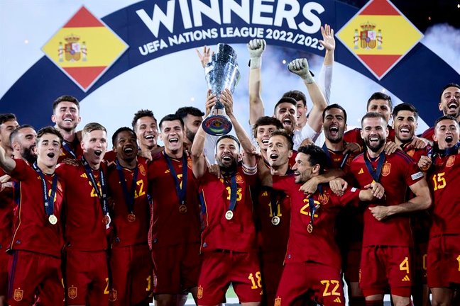 Los jugadores de la selección española de fútbol celebran el titulo, tras la final de la Liga de Naciones disputada este domingo ante Croacia en Rotterdam (Países Bajos). / RFEF