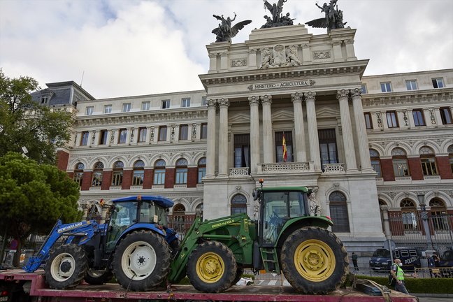 Dos tractores sobre el remolque de un camión, durante una concentración para que las ayudas a la Política Agrícola Común (PAC). EP / Jesús Hellín / Archivo