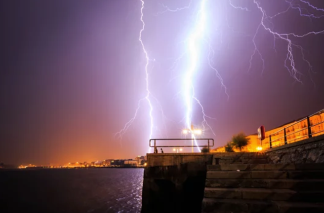 Tormenta eléctrica sobre Santander, España.
