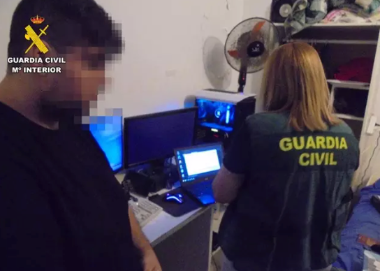 La Guardia Civil registra el ordenador del detenido. / GC