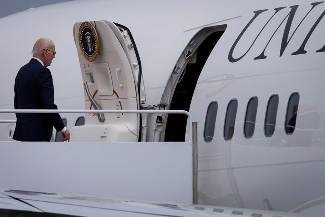 Joe Biden a punto de abordar el avión presidencial, el 'Air Force One'. / Ting Shen