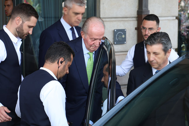 El rey Juan Carlos sale del hotel para dirigirse a la graduación de Irene Urdangarin. / Raúl Terrel