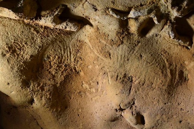 ROCHE-COTARD (FRANCIA), 21/06/2023.- Unas marcas no figurativas realizadas con las manos son los grabados rupestres más antiguos conocidos obra de neandertales. Con una antigüedad de más de 57.000 años se han encontrado en una cueva de Francia y se hicieron antes de que el Homo sapiens entrara en la región. La cueva de la Roche-Cotard, en el centro de Francia, presenta unas marcas no figurativas en la pared, que se interpretan como aleteos, hechas por manos humanas, según un estudio que publica hoy Plos One. EFE/Creativecommons/Jean-Claude Marquet