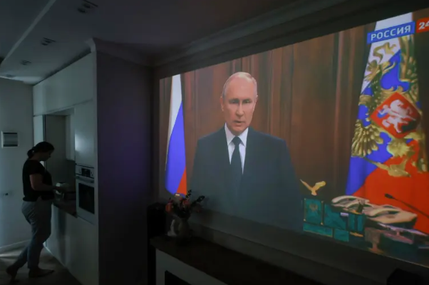 Imagen de la televisión rusa emitiendo el discurso de Putin contra el grupo Wagner. EFE/EPA/Sergei Ilnitsky