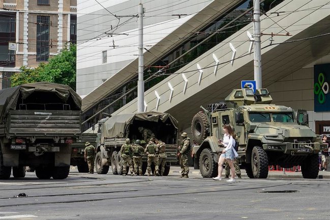 Fuerzas del grupo de mercenarios Wagner patrullan una calle en la localidad rusa de Rostov-on-don. EFE