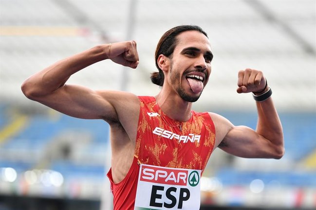 El español Mohamed Katir celebra su victoria en la carrera de los 1500m durante el Campeonato de Atletismo de los Juegos Europeos 2023 en Cracovia.- EFE/Adam Warzawa