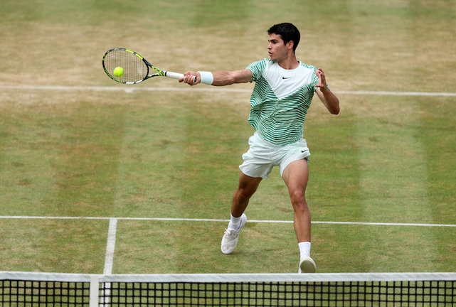24 June 2023, United Kingdom, London: Spain's Carlos Alcaraz in action against USA's Sebastian Kordaon after their Men's Singles semi-final of the 2023 cinch Championships at The Queen's Club. Photo: Steven Paston/PA Wire/dpa
24/6/2023 ONLY FOR USE IN SPAIN