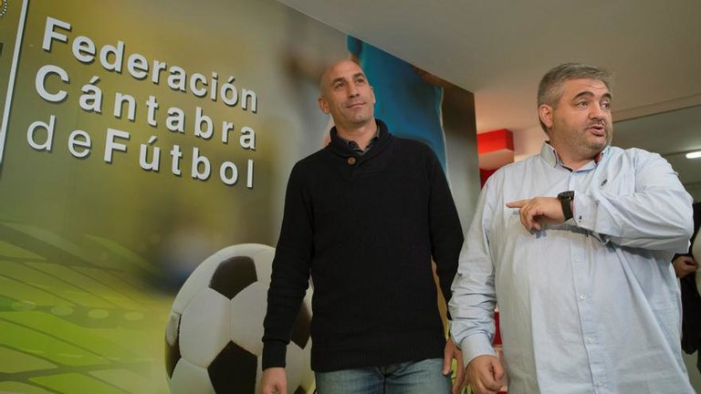 El presidente de la Federación Cántabra de Fútbol, José Ángel Peláez, junto al de la RFEF, Luis Rubiales. / EFE
