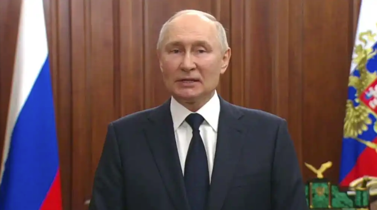 El presidente ruso, Vladímir Putin, pronuncia un discurso televisado en Moscú, este lunes.